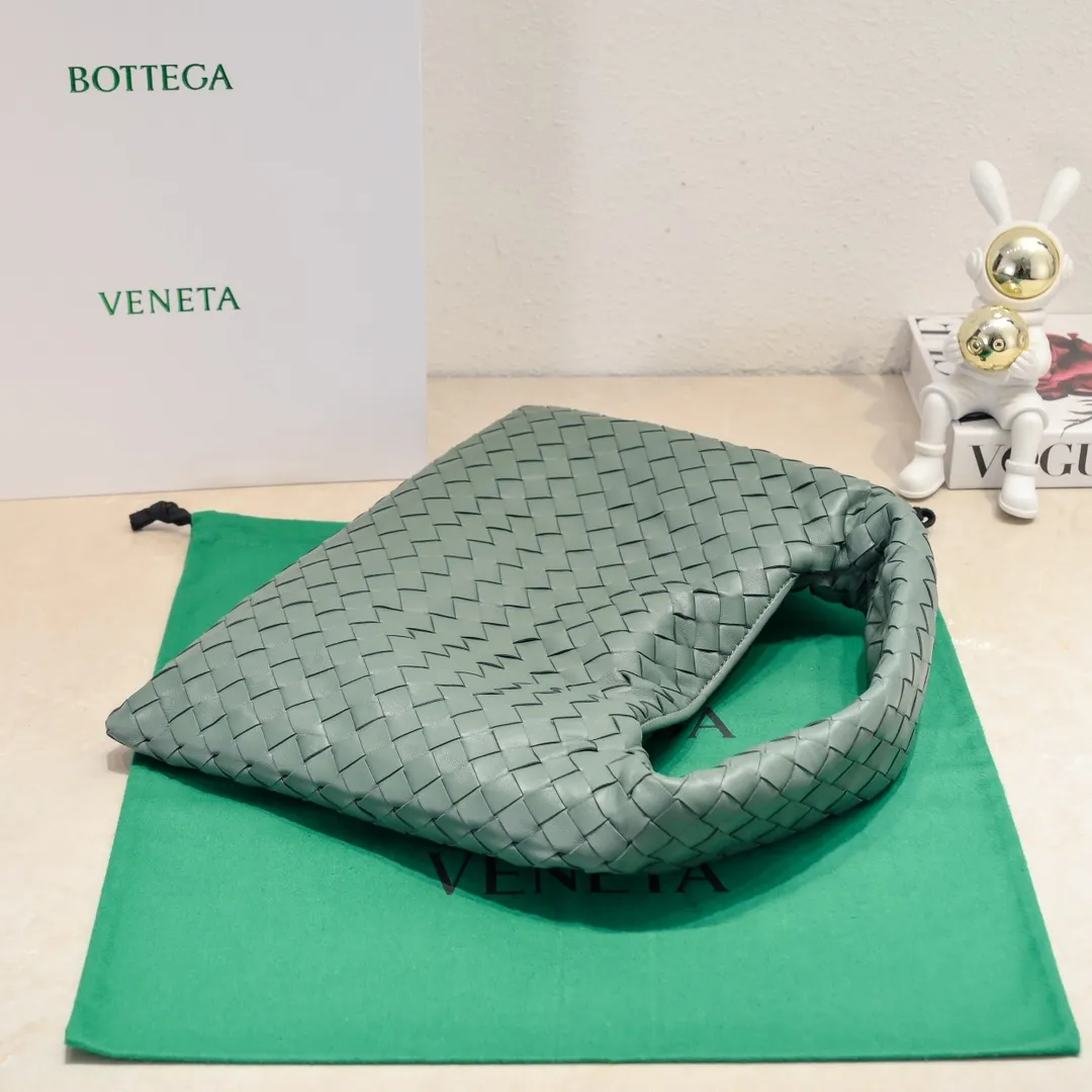 Batch 1860 #Bv new small HOP bag, the bag body and handles are made of a whole piece of woven leather. The bag body is soft and lazy. Hop symbolizes the praise of innovation and eternal craftsmanship [love]. The pyramid silhouette combines practicality and fashion. It is modern and casual. The double-sided closure design of the bag mouth is more convenient and safe! The cowhide texture also makes the bag more wear-resistant and durable. A must-have for fashionable ladies who like minimalism yet comfortable and casual! Size: 41x20.5x7.5, Model: 3966#